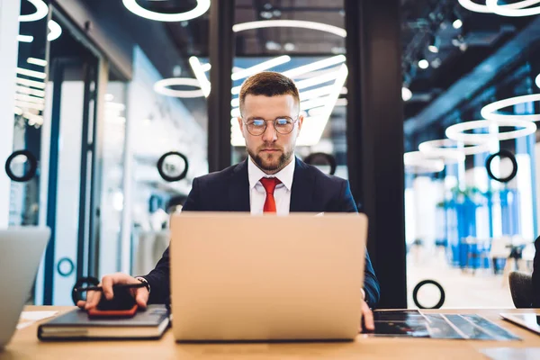 Geconcentreerde Man Met Baard Manager Formele Kleding Bril Zittend Aan — Stockfoto