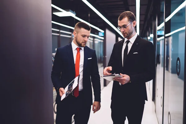 정신적으로 사업가들 이현대 사무실 복도에서 전략에 이야기하면서 태블릿 보면서 양복을 — 스톡 사진