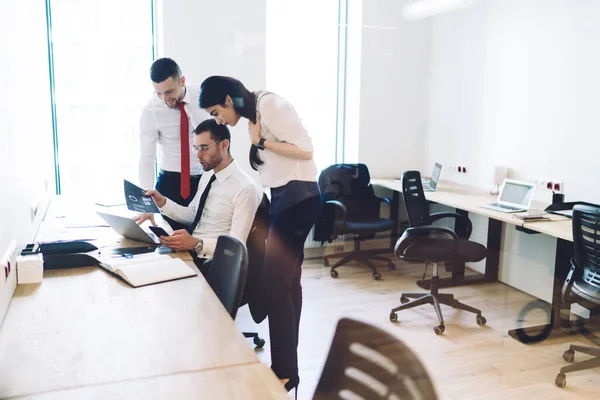 Groep Van Positieve Multiraciale Medewerkers Formele Kleding Verzamelen Surfen Internet — Stockfoto