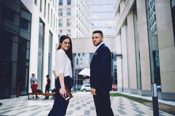 Vista Lateral Jóvenes Empleados Negocios Confiados Sonrientes Con Ropa Formal — Foto de Stock