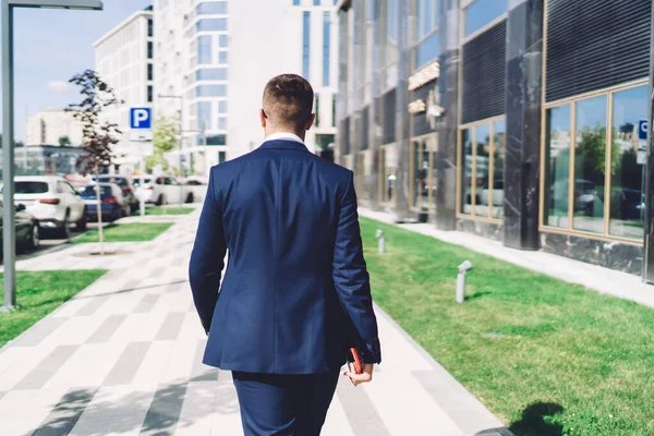 Vista Trasera Del Empresario Masculino Anónimo Traje Formal Caminando Por — Foto de Stock