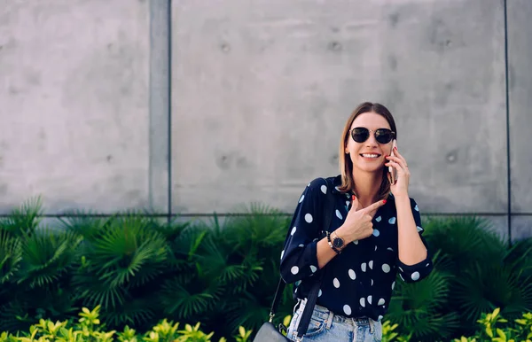 Glad Kvinna Casual Outfit Och Solglasögon Talar Smartphone Och Ler — Stockfoto