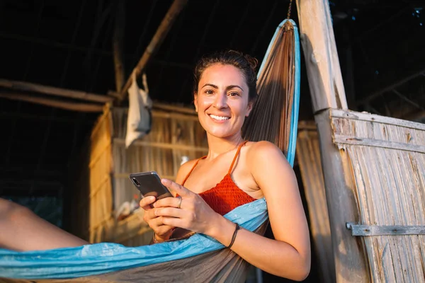 Feliz Sorridente Mulher Adulta Roupa Banho Usando Telefone Celular Enquanto — Fotografia de Stock