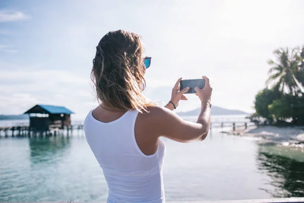 Vrouwelijke Blogger Met Moderne Mobiele Gadget Focus Camera Helderheid Voor — Stockfoto