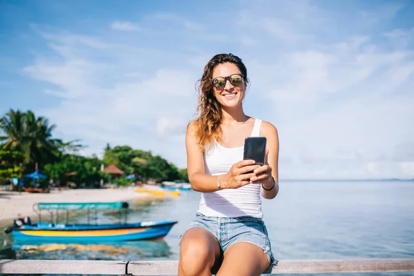 Retrato Chica Feliz Posando Bahamas Disfrutando Viaje Escapada Verano Para — Foto de Stock