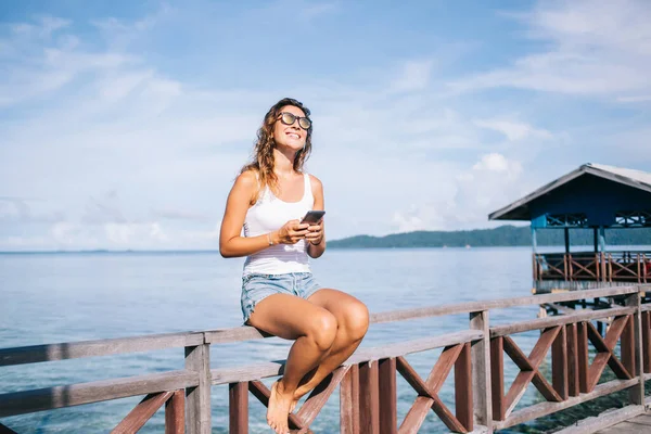 Happy Hipster Toerist Zonnebril Rusten Natuur Omgeving Met Kust Achtergrond — Stockfoto