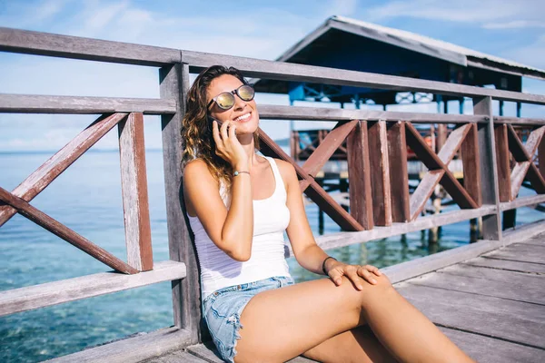 Cheerful Wanderer Sunglasses Resting Sea Pier Calling Best Friend Discussing — Stock Photo, Image