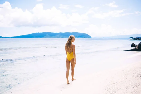Λεπτή Καυκάσια Γυναίκα Κίτρινο Μαγιό Που Περπατάει Στην Αμμώδη Παραλία — Φωτογραφία Αρχείου
