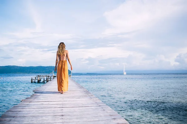 Vista Trasera Mujer Joven Vestido Amarillo Caminando Sobre Muelle Madera — Foto de Stock
