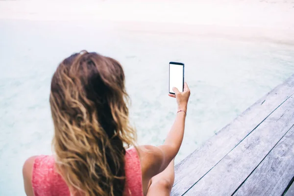 Zadní Pohled Ženu Kudrnatými Vlasy Fotografování Pomocí Moderního Digitálního Zařízení — Stock fotografie