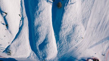 Karla kaplı ve kozalaklı ormanlarla çevrili doğa insansız hava aracı kışın kuzey Laponya 'nın ulusal parkındaki karlı ağaçlara kuş bakışı bakıyor.