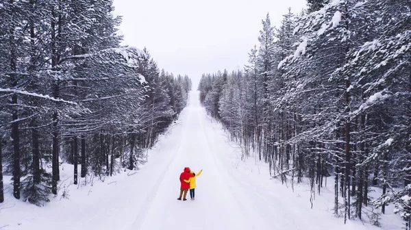 Vista Aérea Drone Viajantes Masculinos Femininos Jaquetas Andando Juntos Caminho — Fotografia de Stock