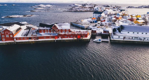 Häpnadsväckande Fågelperspektiv Över Lofotens Fiskeby Med Röda Traditionella Norska Hus — Stockfoto