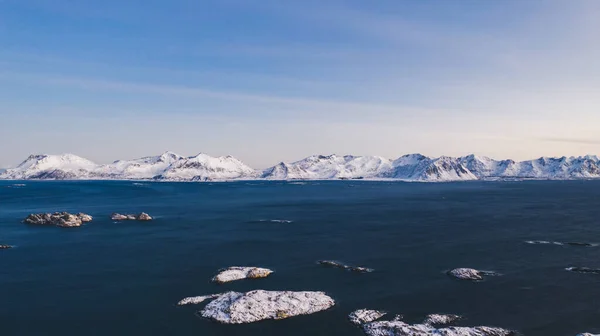 Vista Deslumbrante Olho Pássaro Montanhas Fiordes Cobertas Neve Inverno Vista — Fotografia de Stock