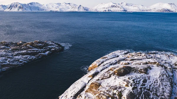 冬天覆盖着白雪的雄伟峡山的鸟瞰景象令人叹为观止 空中风景岩石峰峦 风景秀丽的自然景观 Lofoten岛 — 图库照片