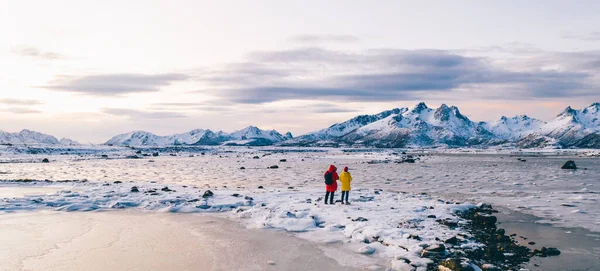 Вид Воздуха Беспилотника Мужчин Женщин Фотографов Экспедиции Гуляющих Замерзшему Берегу — стоковое фото