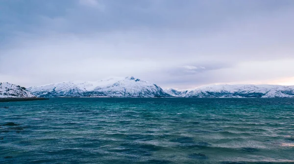 Dech Beroucí Pohled Ptačí Perspektivy Hory Fjordu Pokryté Zimě Sněhem — Stock fotografie