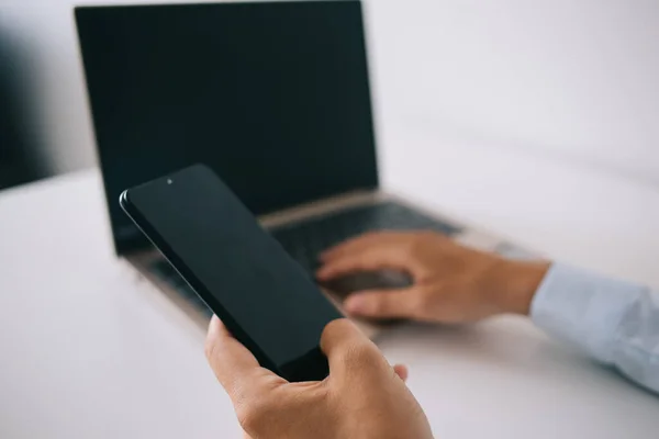 Cosecha Anterior Empresario Masculino Anónimo Sentado Mesa Madera Con Ordenador — Foto de Stock