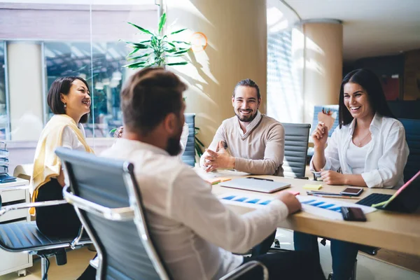 Smilende Unge Mannlige Kvinnelige Kolleger Ler Møte Hverandre Mens Snakker – stockfoto