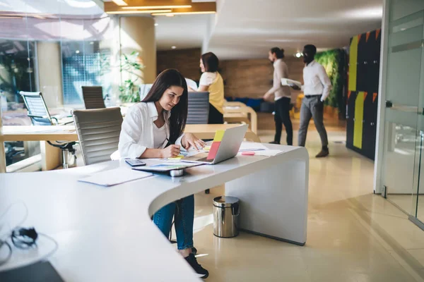 Blanke Vrouw Leren Met Webinar Hoe Programmering Laptop Code Zittend — Stockfoto