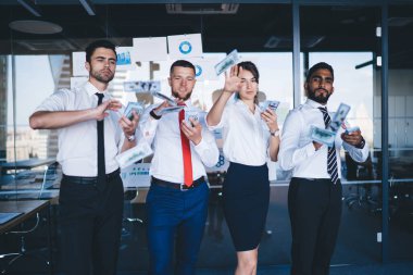 Kameraya bakıp, para saçan zengin insanların yarım boy portresi iş yatırımından elde edilen başarılı para kazanma, çeşitli ticaret ve şirkete yatırılan dolarlarla kutlanıyor.