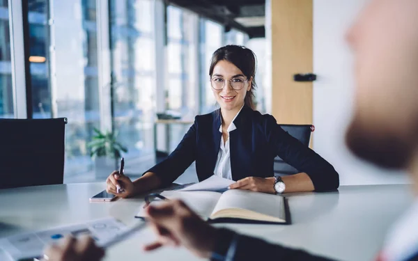 Moderne Vrouwelijke Manager Formeel Zwart Pak Bril Zittend Aan Tafel — Stockfoto