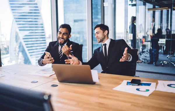 Diverse Mannelijke Collega Genieten Van Brainstorming Samenwerking Kantoor Interieur Leesbericht — Stockfoto