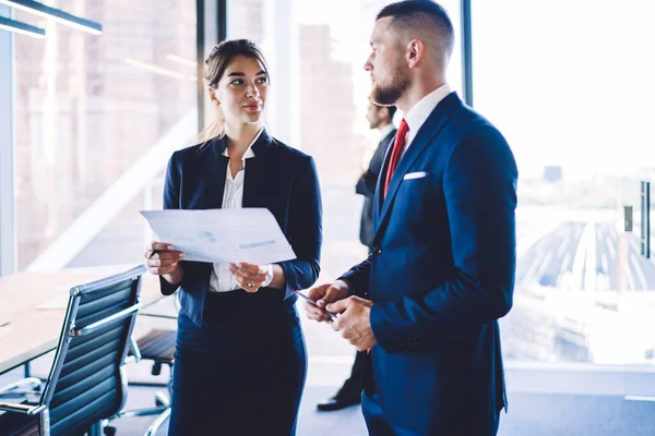 Kaukasische Männliche Und Weibliche Mitarbeiter Analysieren Unternehmensinformationen Über Kapitalanlagen Und — Stockfoto