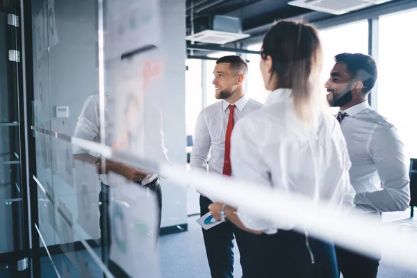 Gruppe Von Führungskräften Die Der Nähe Von Glasständen Büroinnenraum Zusammenarbeiten — Stockfoto