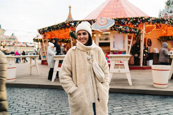 Giovane Turista Donna Cappotto Gioire Buona Passeggiata Nel Centro Della — Foto Stock