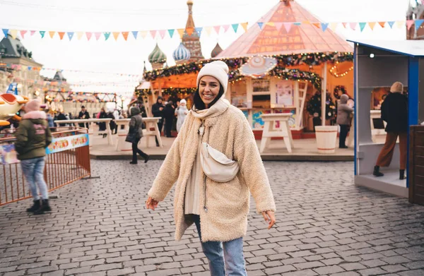 Mulher Alegre Roupa Inverno Sorrindo Enquanto Está Praça Com Decorações — Fotografia de Stock