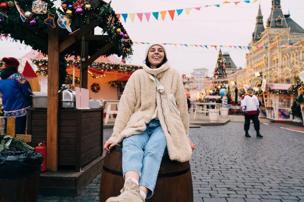 Donna Allegra Abiti Caldi Cappello Sorridente Distogliendo Sguardo Mentre Riposa — Foto Stock