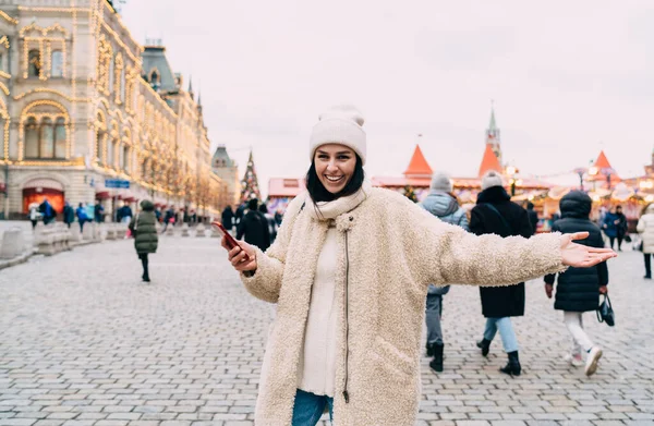 Ottimista Giovane Donna Caldo Cappotto Cappello Sorridente Camminare Piazza Decorata — Foto Stock