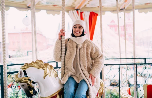 Femeie Fericită Îmbrăcăminte Exterioară Caldă Pălărie Zâmbind Uitându Departe Timp — Fotografie, imagine de stoc