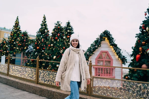 Viaggiatore Femminile Positivo Abito Caldo Cappello Passeggiando Lungo Strada Invernale — Foto Stock