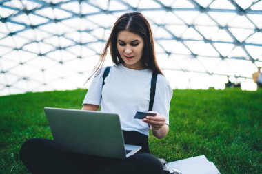 Kara Cuma indirimleri sırasında kredi kartı bilgileriyle yazı yazan beyaz bir kadın, bilgisayar aygıtıyla alışveriş yapan yetenekli bir kadın.