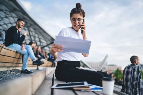 Mujer Enojada Gafas Clásicas Llamando Socio Negocios Para Discutir Informe —  Fotos de Stock