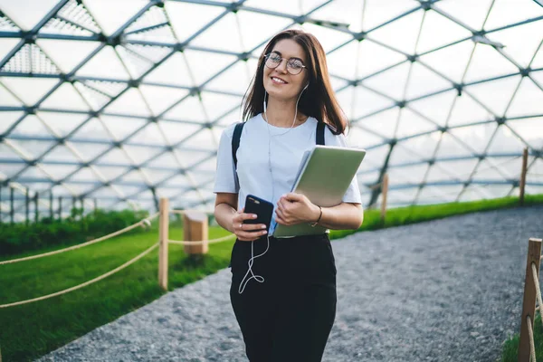 Leende Hipster Flicka Elektroniska Hörlurar Lyssna Positiv Musik Spellista Tiden — Stockfoto