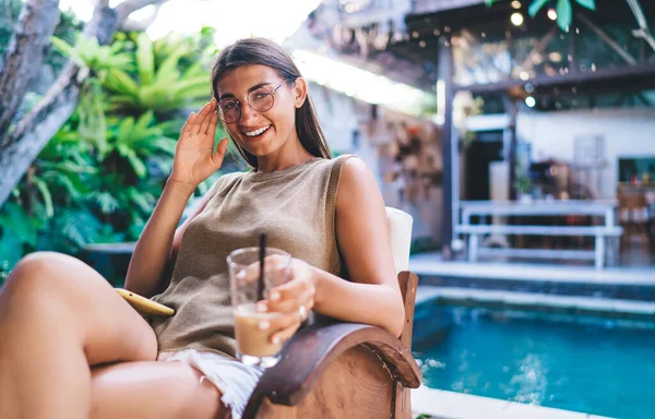 Delighted Ethnic Female Eyewear Sitting Armchair Swimming Pool Holding Glass — Stock Photo, Image