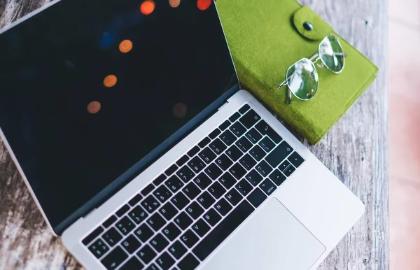 Från Ovan Närbild Öppnade Laptop Och Tangentbord Placeras Nära Stängd — Stockfoto