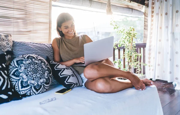 Joven Freelancer Bronceada Alegre Ropa Casual Descansando Una Cama Cómoda —  Fotos de Stock