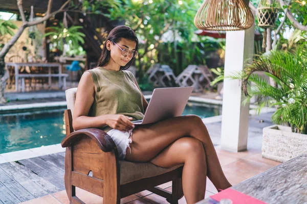 Konten Wanita Muda Dengan Pakaian Trendi Berfokus Pada Laptop Sambil — Stok Foto