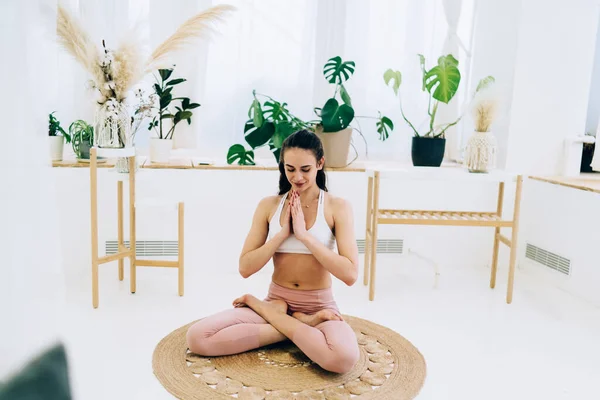 Jovem Fêmea Top Esportes Leggings Meditando Tapete Redondo Postura Lótus — Fotografia de Stock