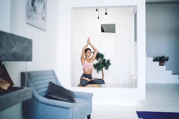 Feminino Yogi Sentado Lotus Asana Concentrada Prática Meditação Para Harmonia — Fotografia de Stock