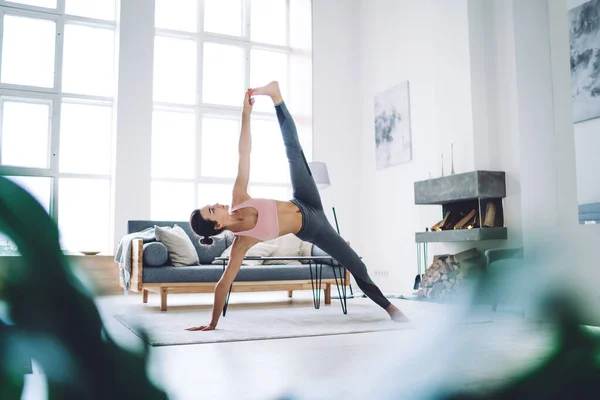 Mujer Caucásica Flexible Chándal Estirando Los Músculos Pie Asana Práctica — Foto de Stock