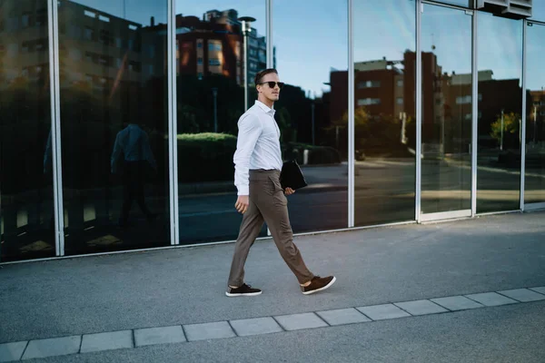 Side View Confident Businessman Stylish Sunglasses Smart Casual Clothing Walking — Stock Photo, Image