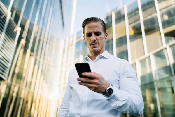 Hieronder Een Overzicht Van Serieuze Mannelijke Formele Shirt Lezen Financieel — Stockfoto