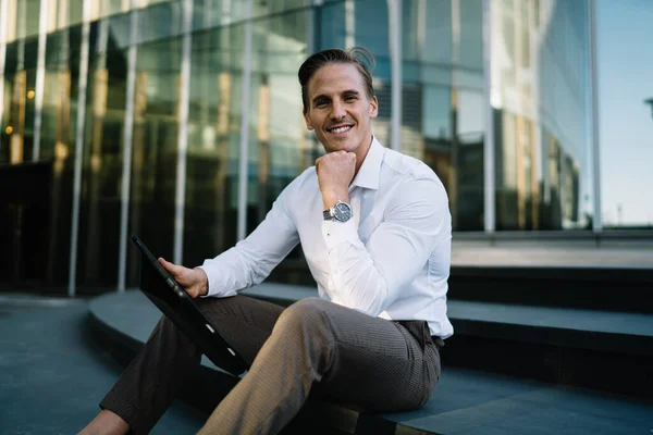 Portrait Cheerful Male Employee Dressed Stylish Smart Casual Apparel Sitting — Stock Photo, Image