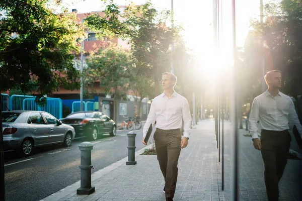 Trendy Dressed Caucaisan Business Consultant Modern Digital Tablet Hand Walking — Stock Photo, Image