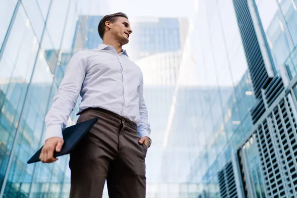 Hieronder Het Zicht Van Een Pensieve Mannelijke Ondernemer Met Touch — Stockfoto